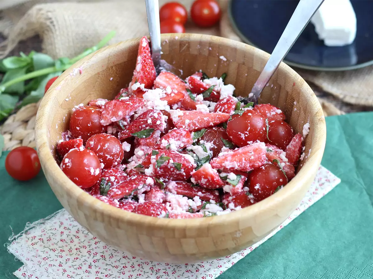 Recept Šalát z jahôd, paradajok, fety a bazalky