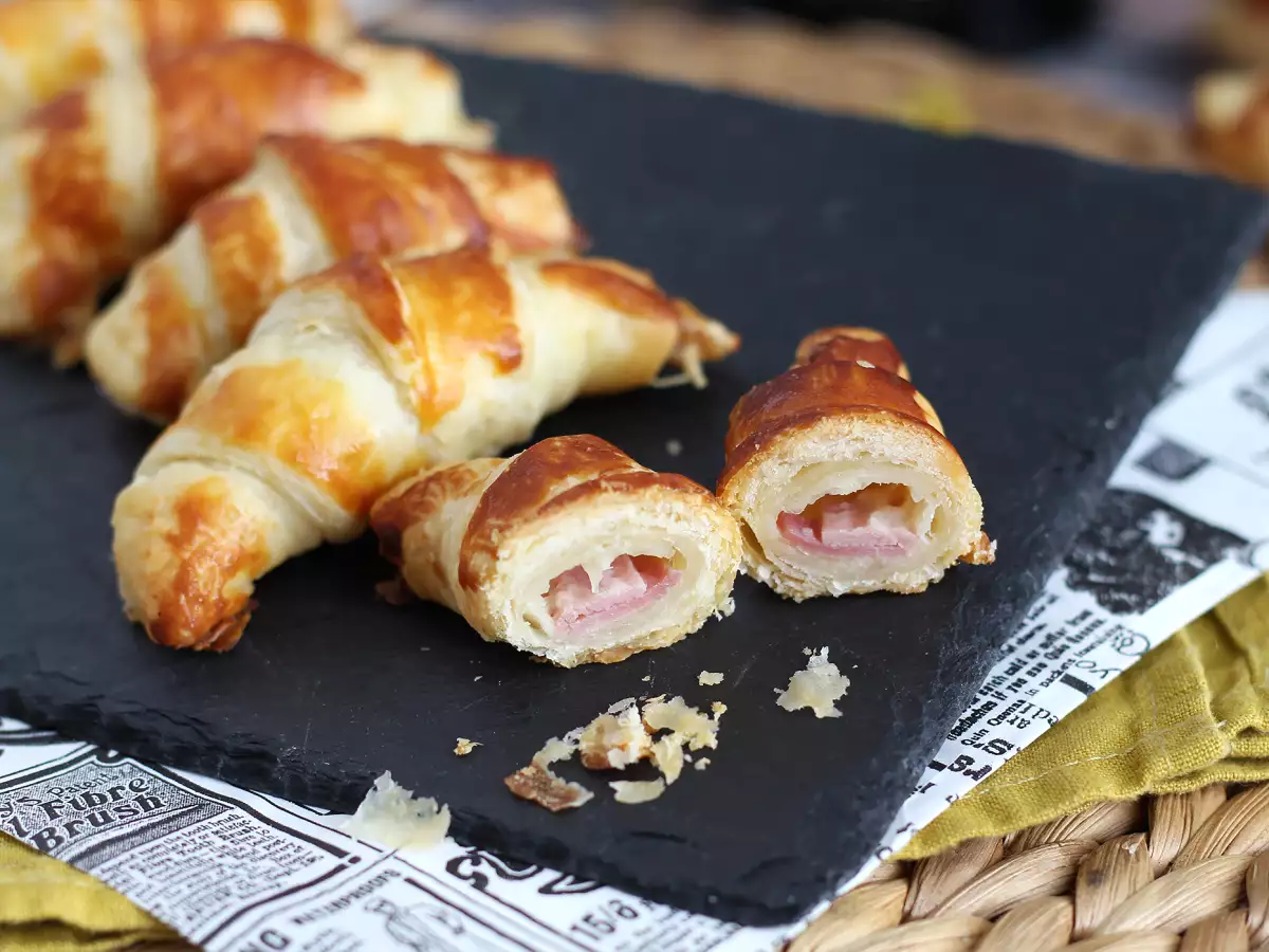 Recept Croissanty z lístkového cesta s bešamelovou omáčkou, šunkou a syrom