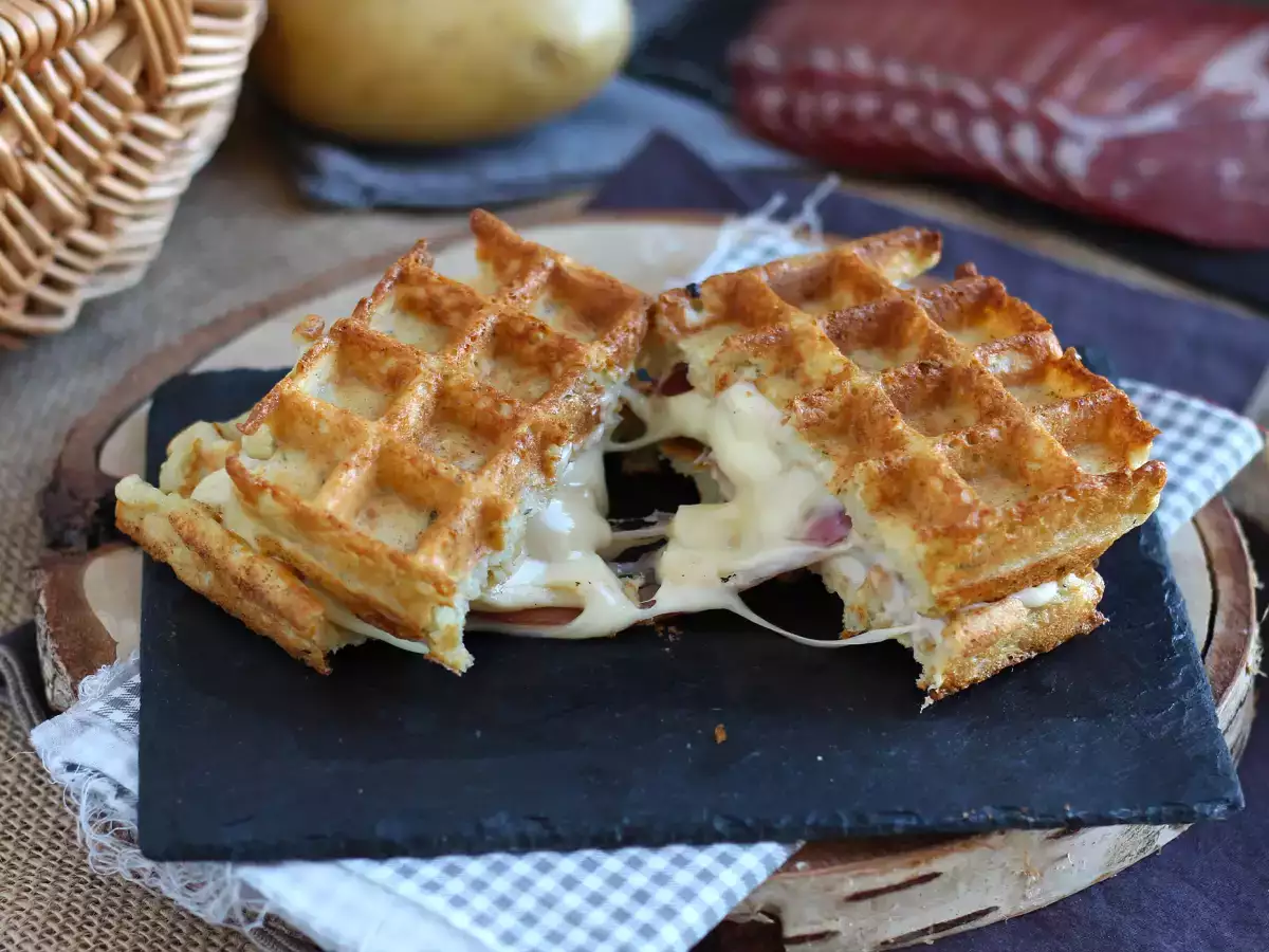 Recept Sendvič so zemiakovými vafľami a raclette, dokonalé pohodlné jedlo