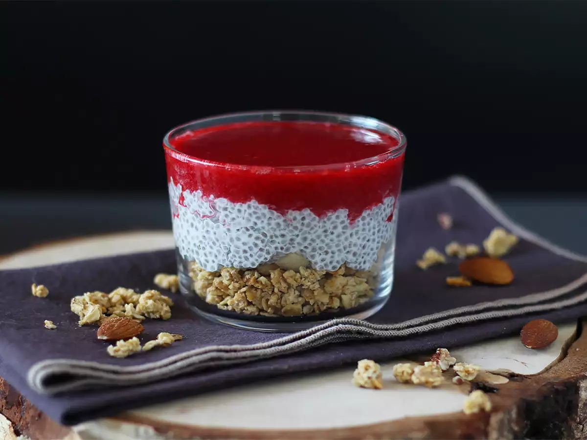 Recept Verrines z chia pudingu s kokosovým mliekom, malinami a granolou