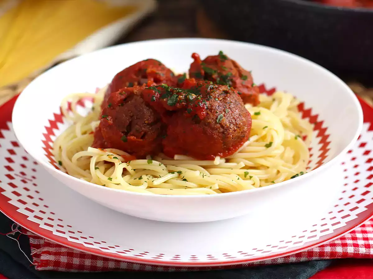 Recept Vegetariánske mäsové guľky zo seitanu s paradajkovou omáčkou