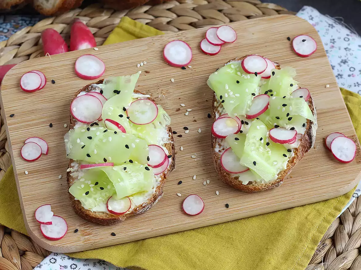 Recept Sendviče so smotanovým syrom z uhoriek a reďkoviek
