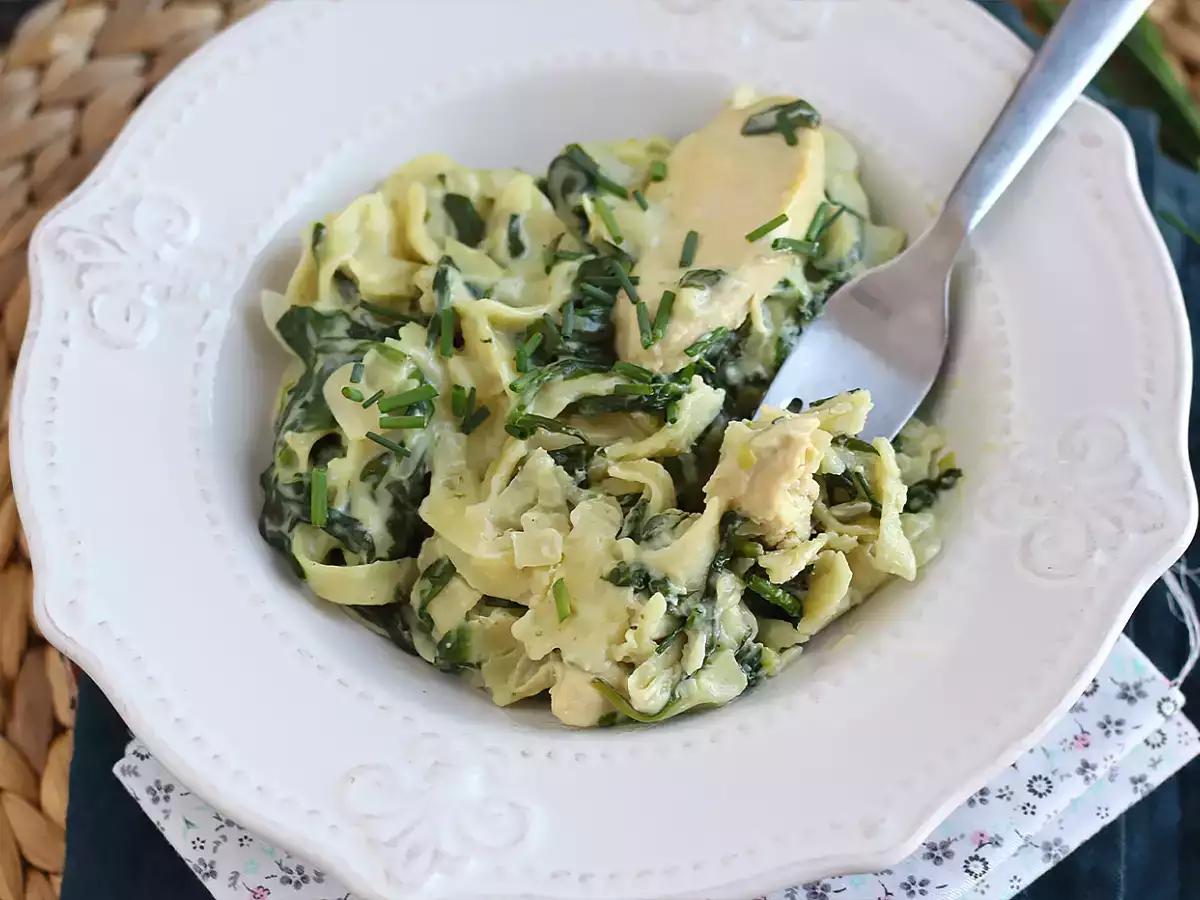 Recept Jeden hrniec cestovín so špenátom, kozím syrom a kuracím mäsom