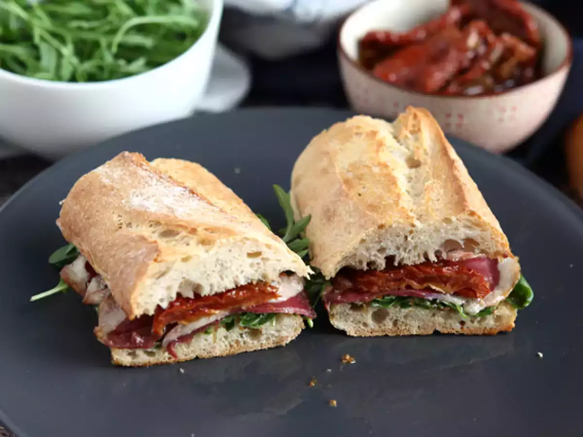 Recept Sendvič s údenými kačacími prsiami, sušenými paradajkami, rukolou a balzamikovým octom