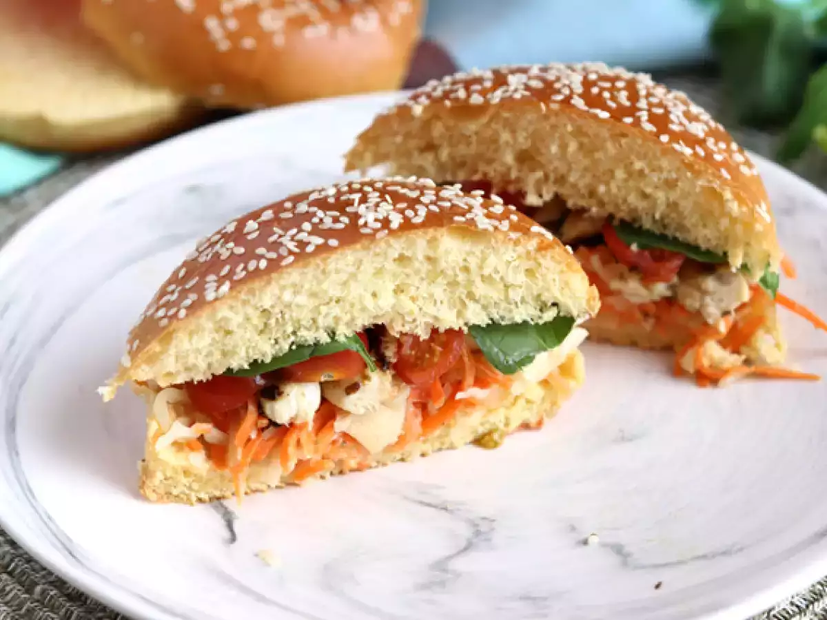 Recept Marinovaný kurací sendvič so šalátom, paradajkami a bazalkou
