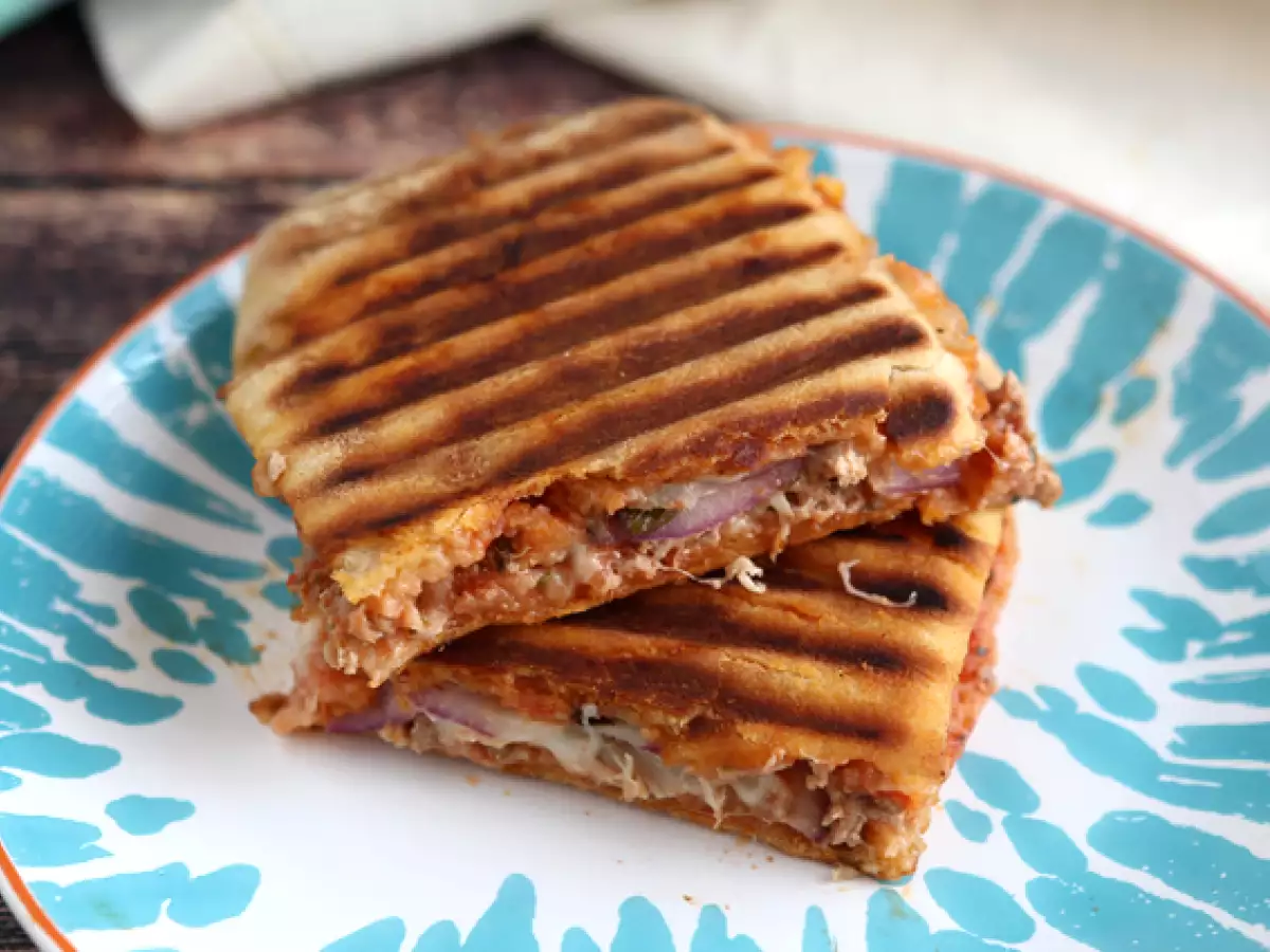 Recept Panini s tuniakom, paradajkami a kaparami