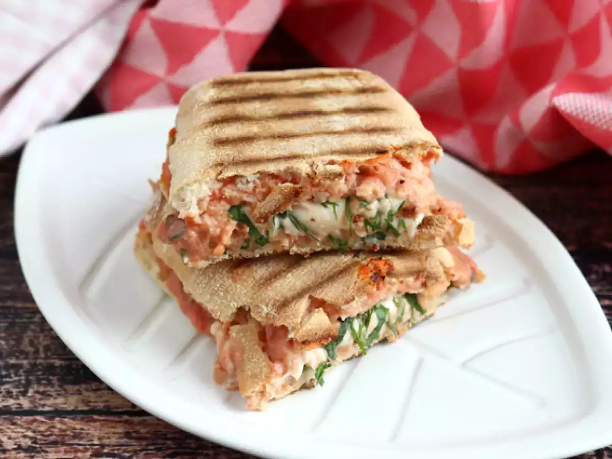 Recept Panini s lososom, mozzarellou a kôprom