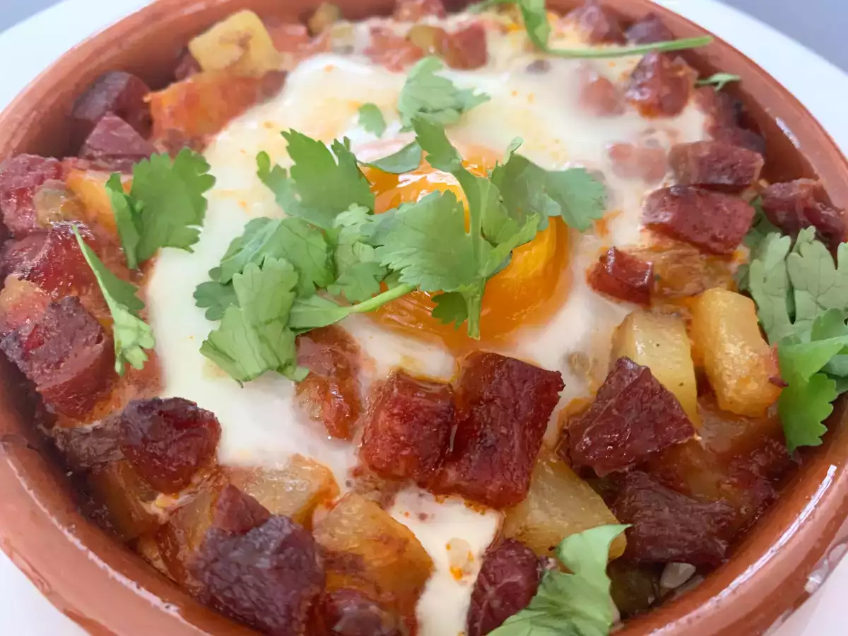 Recept Vajíčka na štýl flamenco so zemiakmi a klobásou chorizo