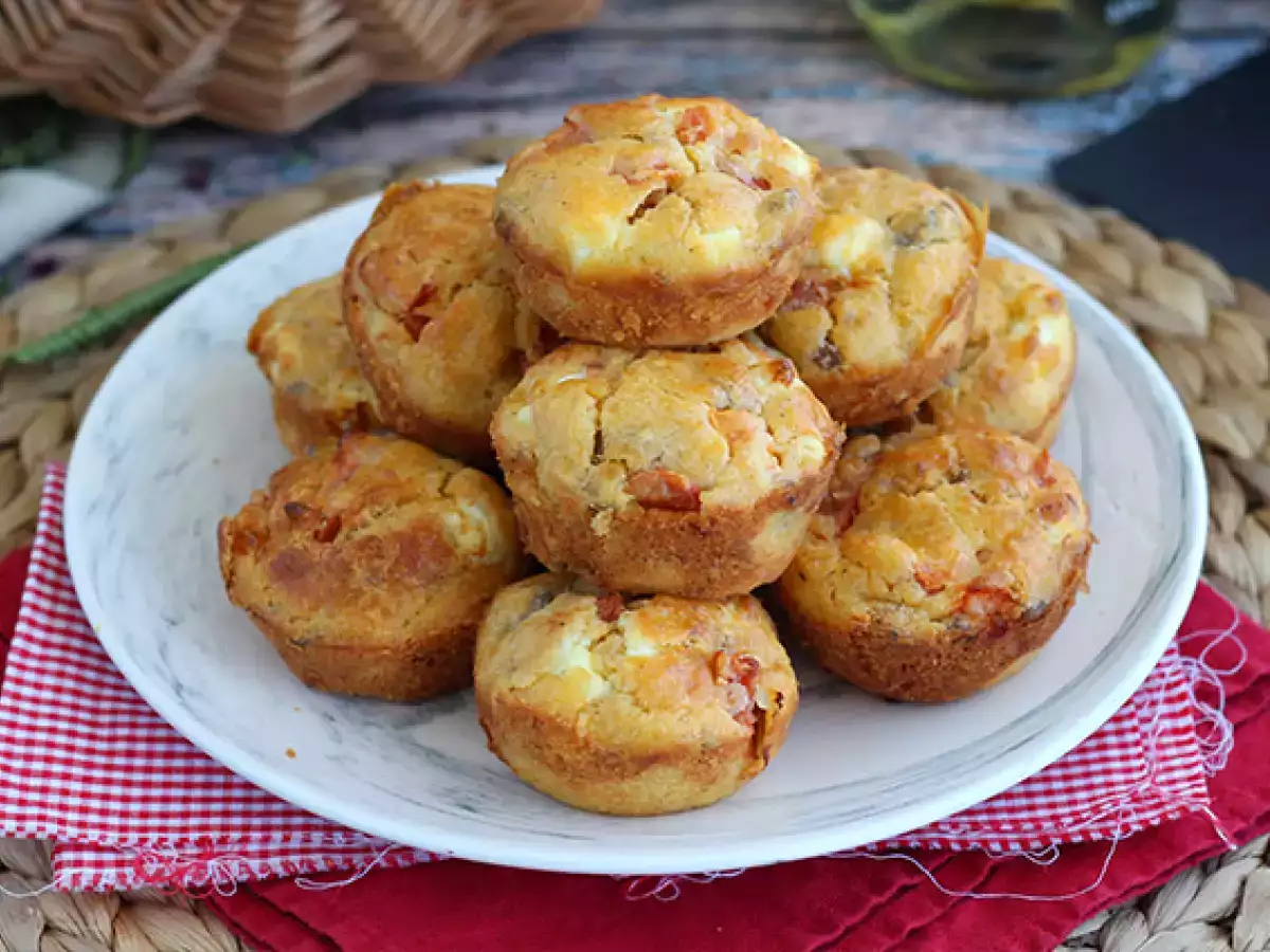 Recept Muffiny s tuniakom, paradajkami a fetou