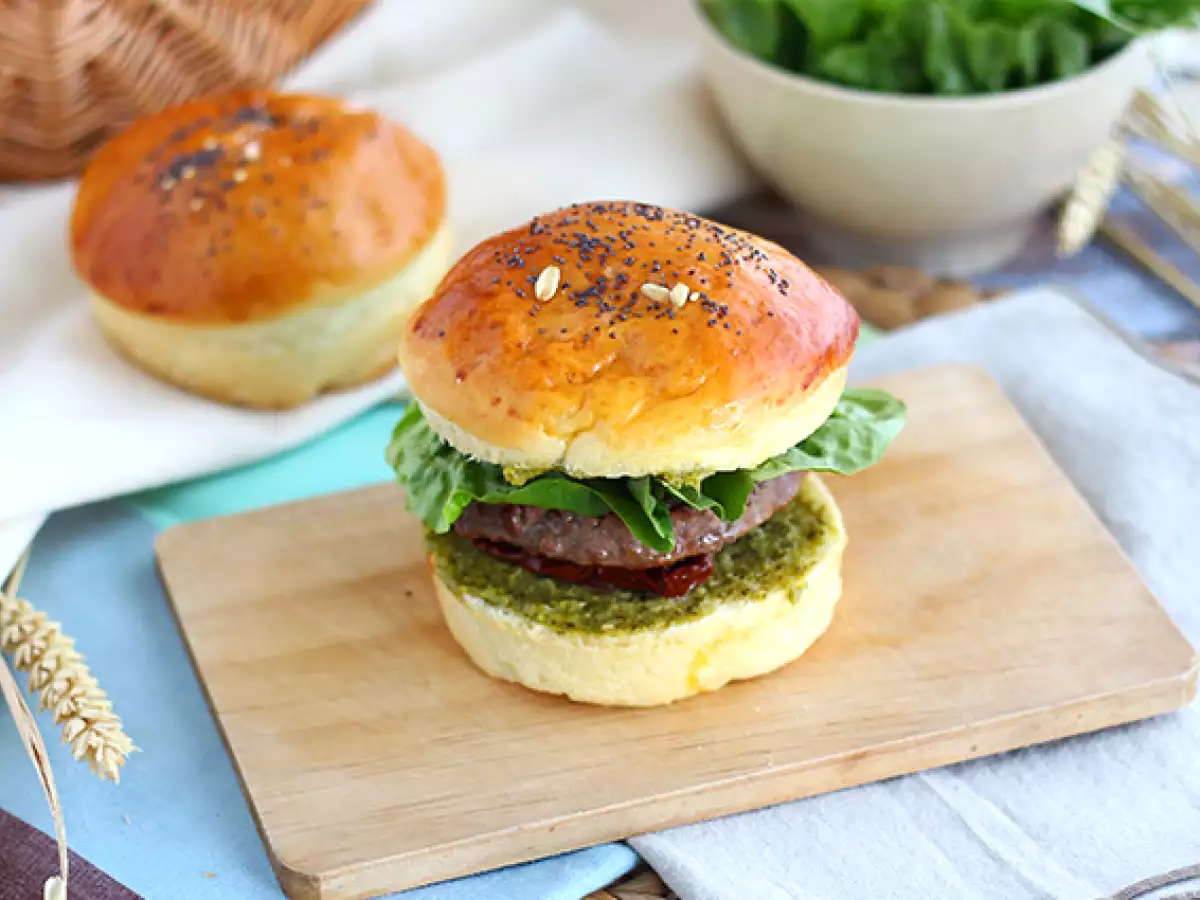 Recept Burger v talianskom štýle: omáčka pesto, sušené paradajky, mozzarella