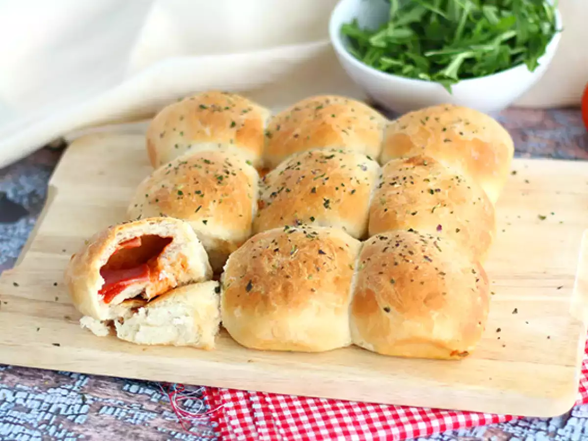 Recept Pizza žemle so šunkou a syrovou náplňou