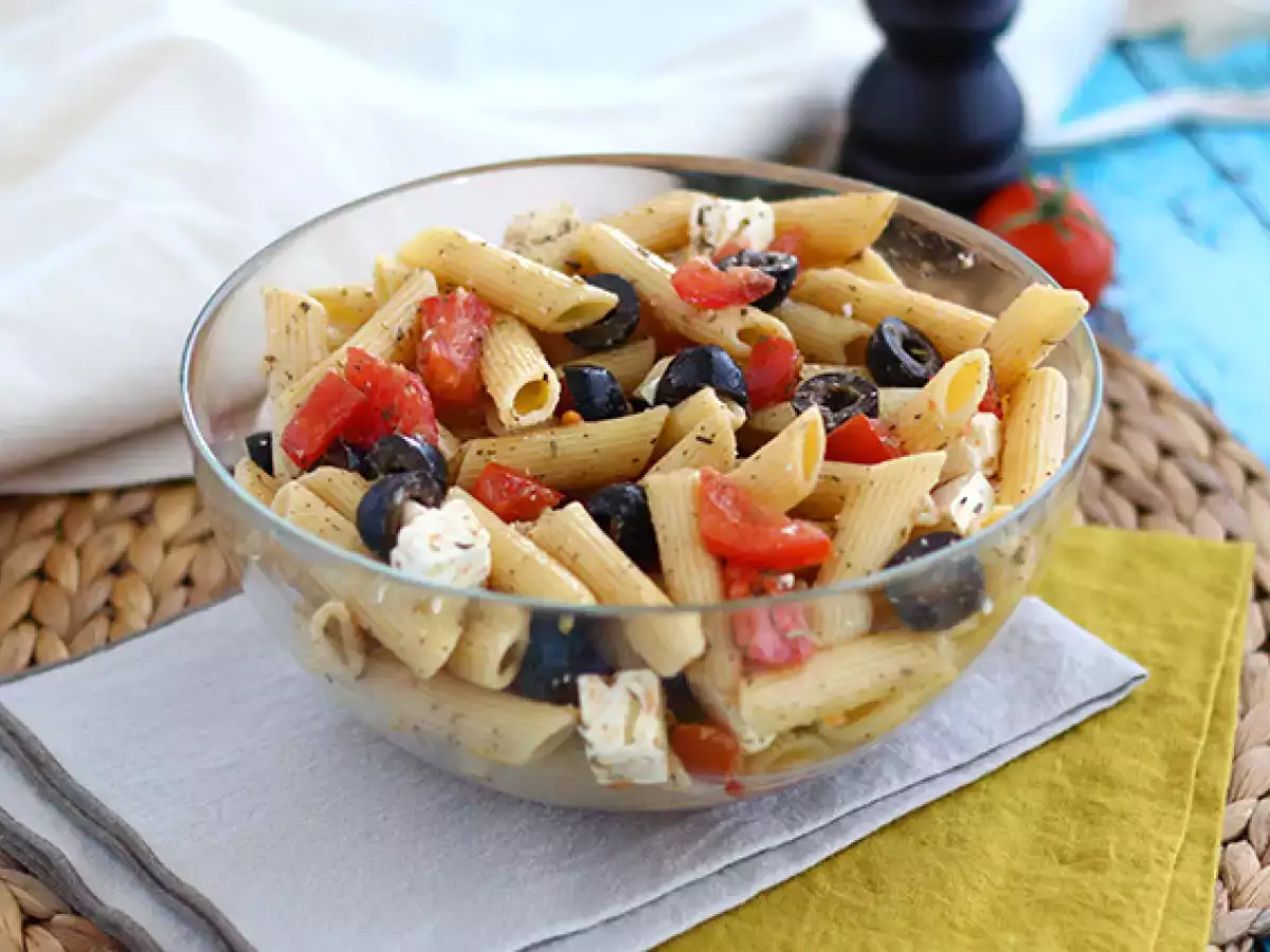 Recept Šalát z cestovín, paradajok, fety a olív