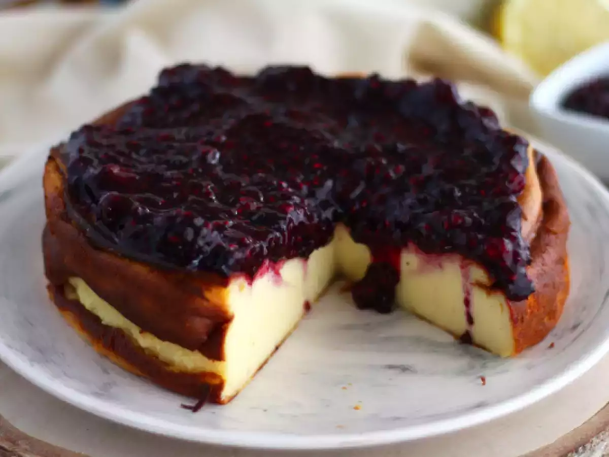 Recept Tvarohový koláč zo sladeného kondenzovaného mlieka s kompótom z červeného ovocia