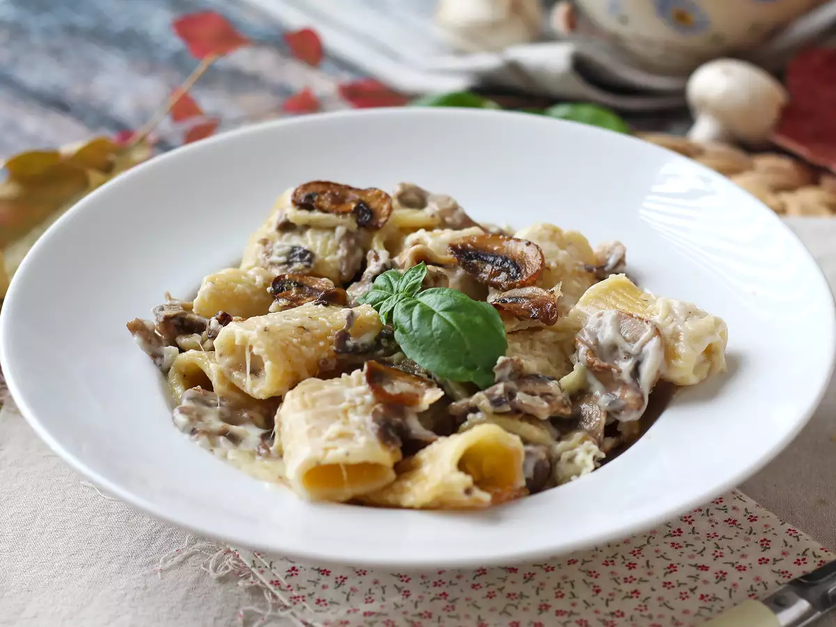 Recept Krémové cestoviny s hubami a smotanou: jednoduchý prvý chod s autentickou chuťou