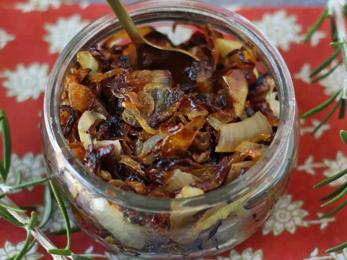 Recept Cibuľový konfit: jednoduchý, elegantný a dokonalý s mäsom a syrom