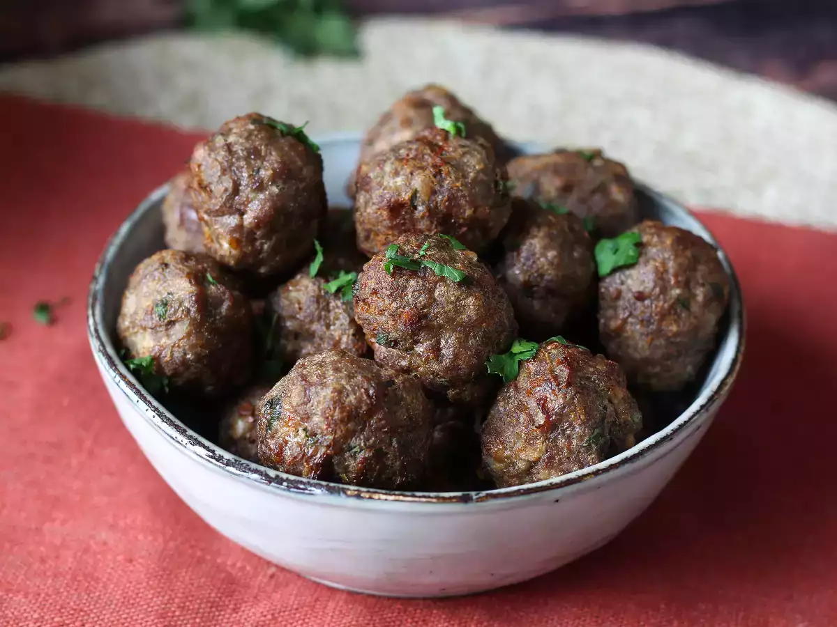 Recept Mäkké mäsové guľky vo fritéze: rýchly a jednoduchý recept s hovädzím mäsom
