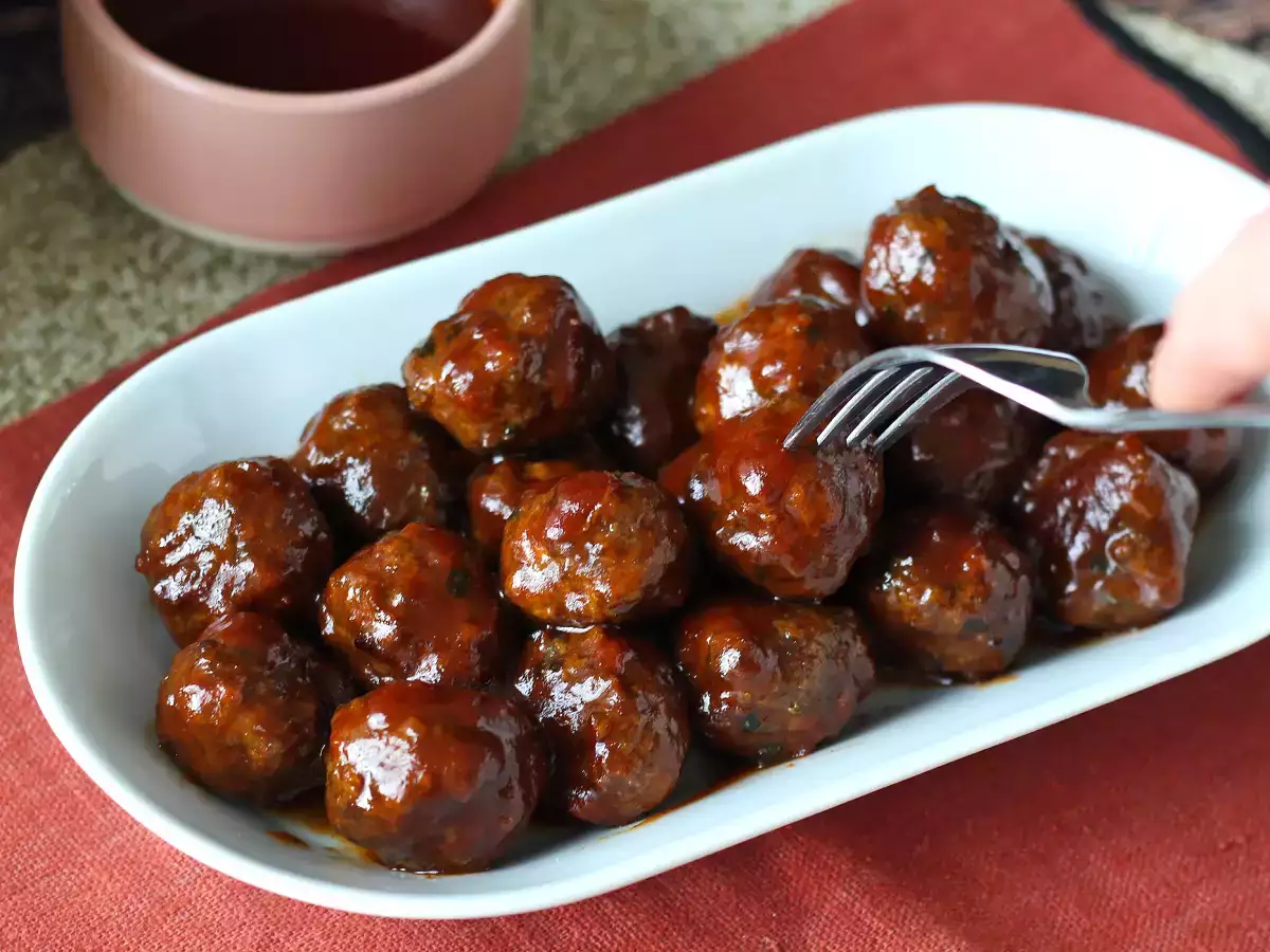 Recept Mäsové guľky vo fritéze so sladkokyslou barbecue omáčkou: jednoduchý a chutný recept