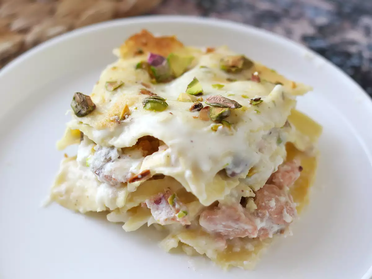 Recept Lososové lasagne s burratou a krémovými, chrumkavými pistáciami