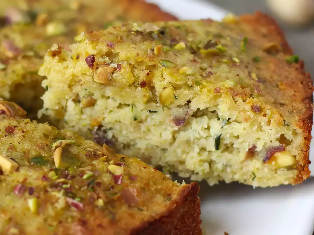 Recept Mimoriadne vlhký koláč z pistácií, limetiek a cukety