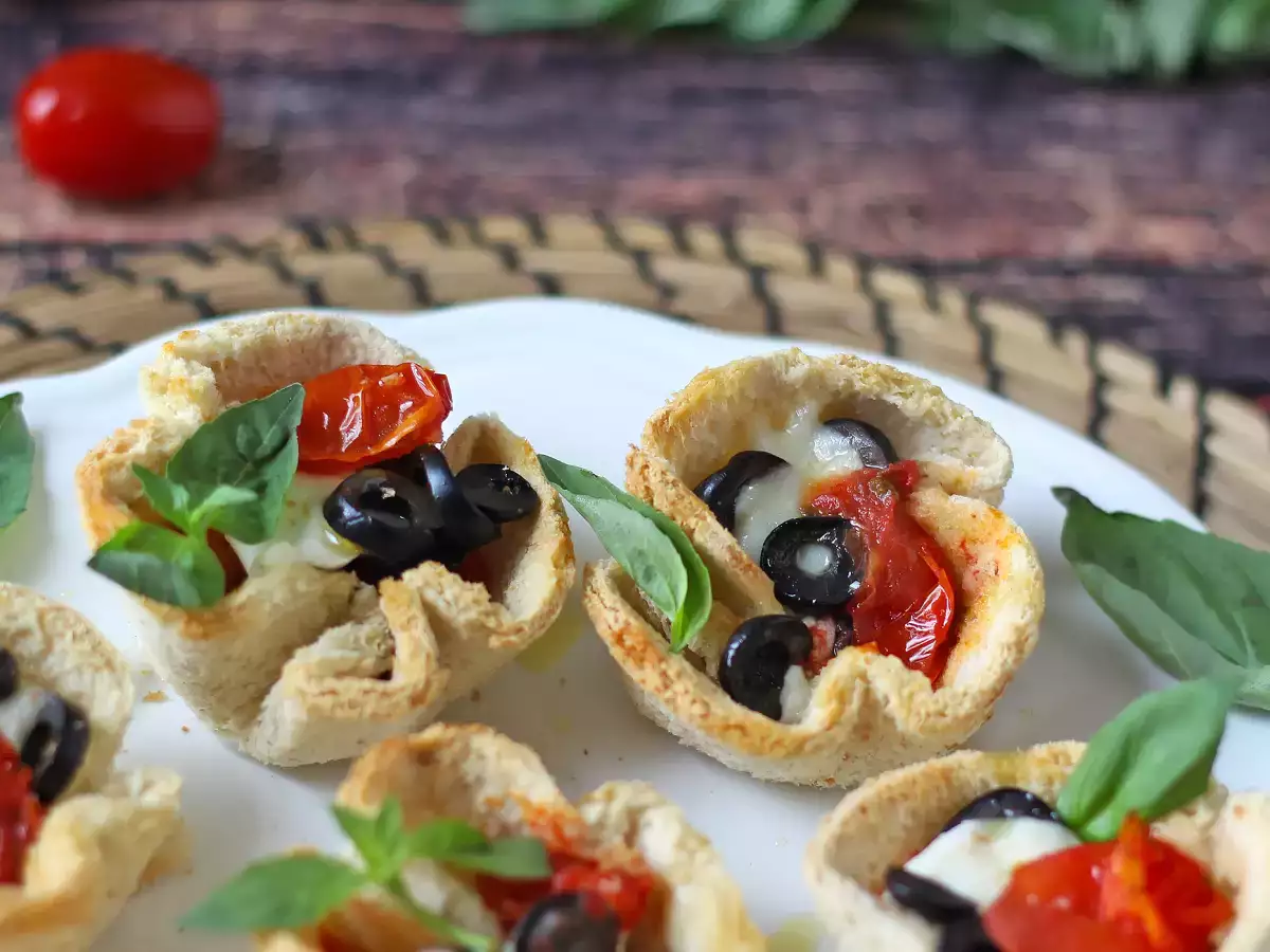 Recept Chlebové košíky s mozzarellou, cherry paradajkami a čiernymi olivami