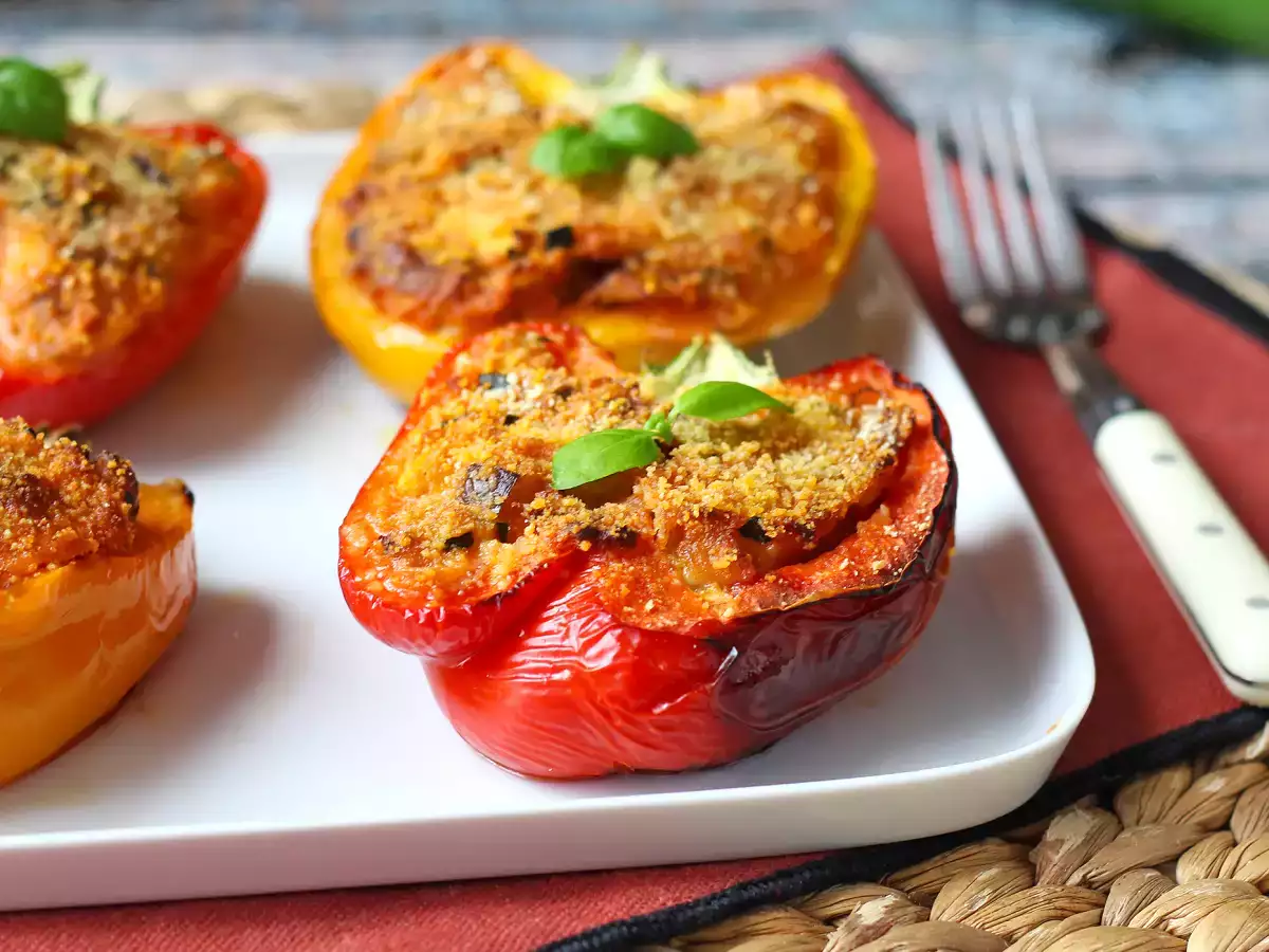 Recept Pečené vegetariánske plnené papriky: jednoduchý a chutný recept so zeleninou a syrom mozzarella