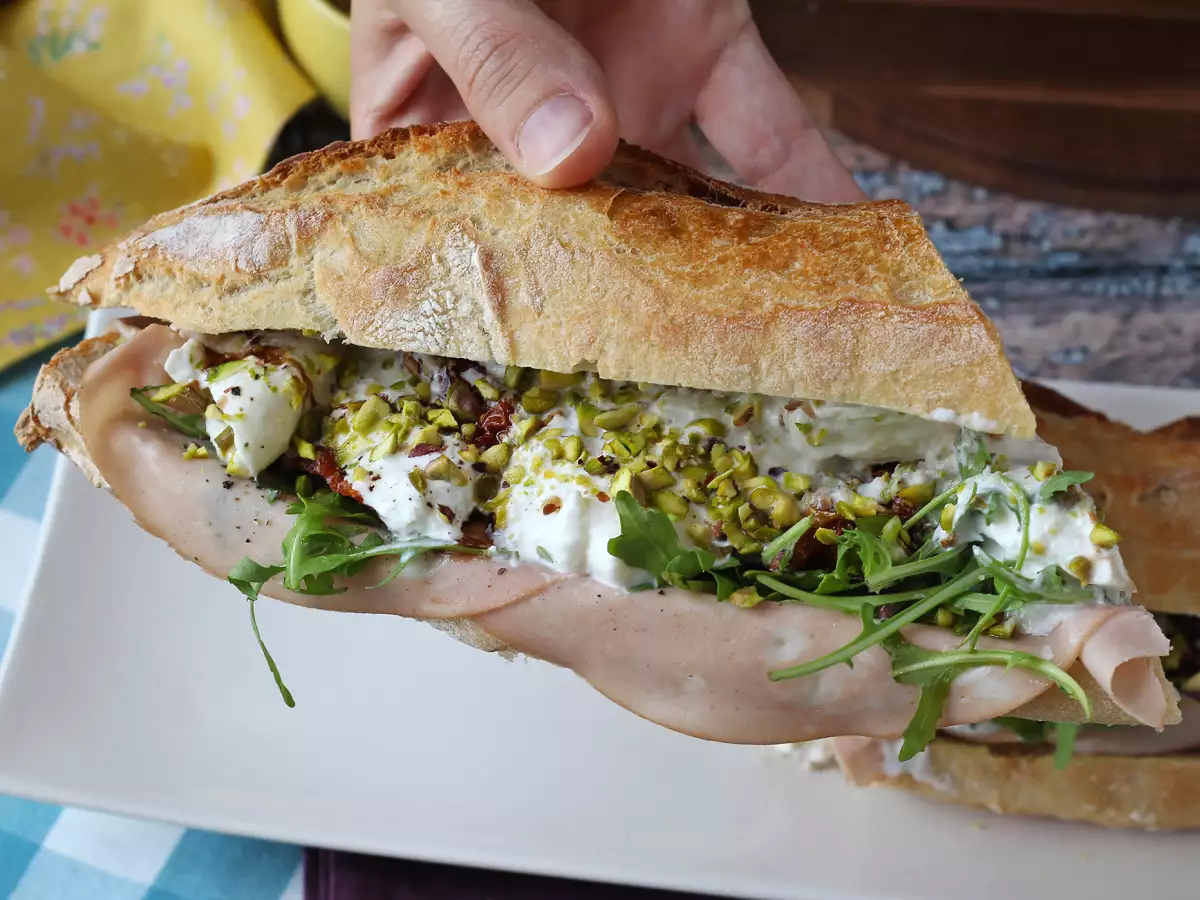 Recept Gurmánsky taliansky sendvič s mortadelou a syrom burrata