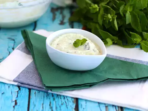 Recept Tzatziki, grécka omáčka z uhoriek a jogurtu