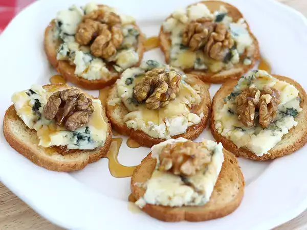Recept Toasty s rokfórom, vlašskými orechmi a medom