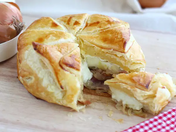 Recept Šunka a cibuľa z lístkového cesta camembert