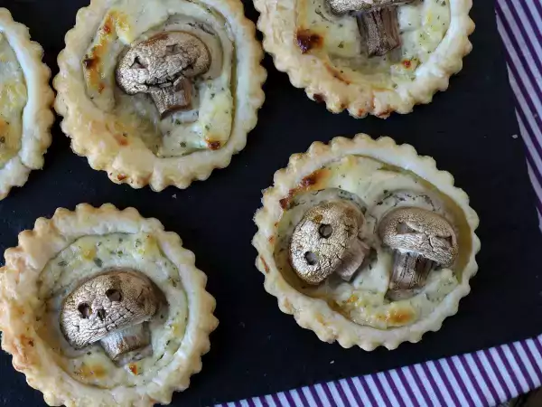 Recept Halloweenske koláče s hubami a cesnakom a bylinkovým syrom