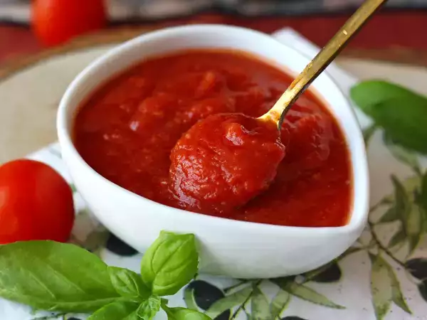 Recept Plná chuť syrovej paradajkovej omáčky, ktorá je ideálna na polievanie pizze alebo pinsa.