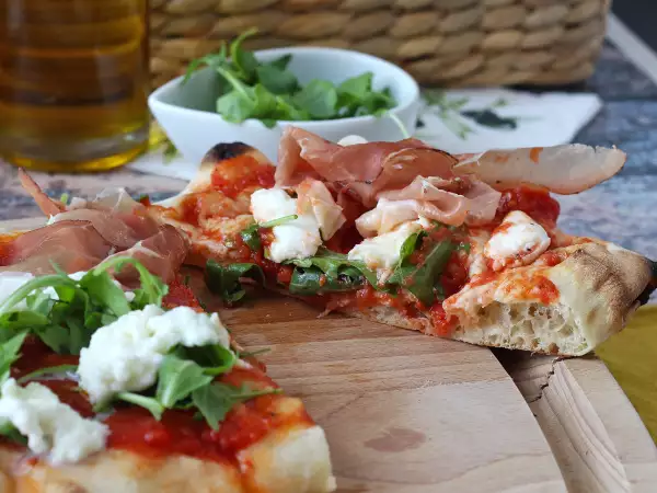 Recept Lahodná pinsa, ktorá sa pripraví veľmi rýchlo