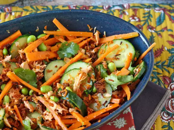 Recept Chrumkavý, pikantný lososový šalát s chrumkavou ryžou!