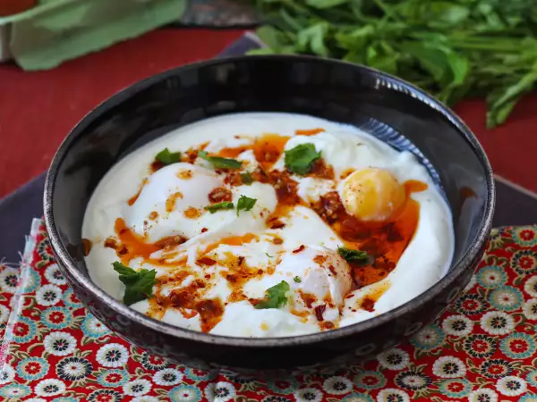 Recept Vajíčka na turecký spôsob na jogurtovom základe s pikantným olejom - çilbir