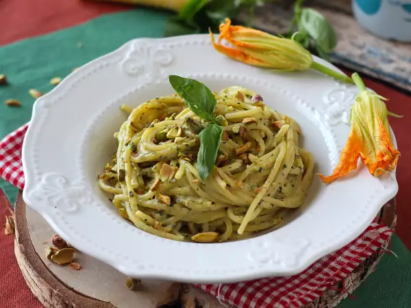 Recept Cestoviny s cuketovými kvetmi, ricottou a pistáciami