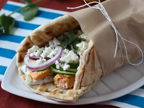 Recept Gyros s lososom, dokonalý grécky rybí sendvič na leto!