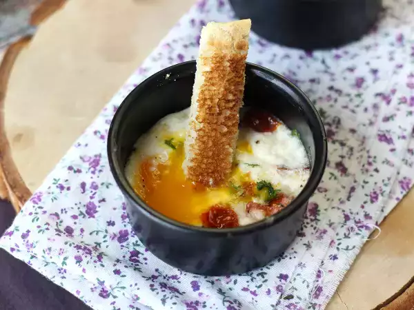 Recept Zapekané vajcia s kozím syrom a sušenými paradajkami vo fritéze!