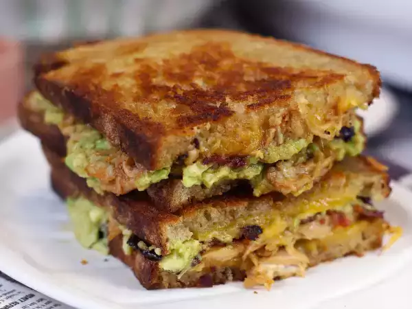 Recept Maximálny sendvič s grilovaným syrom v americkom štýle: kuracie mäso, avokádo, slanina