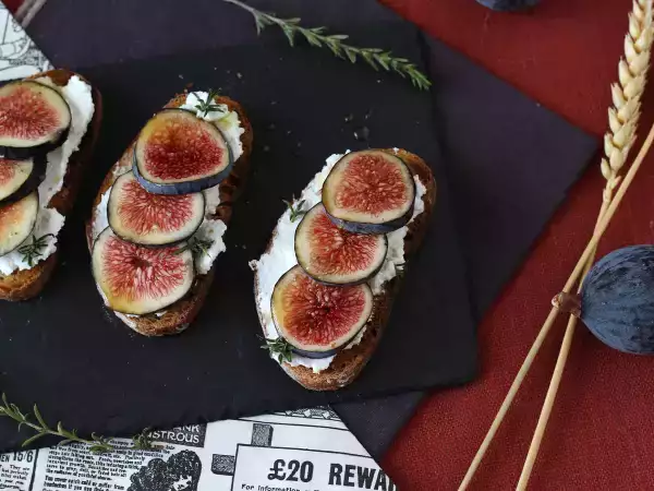 Recept Sendviče s figami, čerstvým kozím syrom, medom a rozmarínom