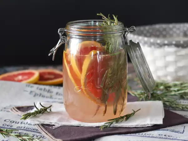 Recept Voda s príchuťou grapefruitu a rozmarínu: detoxikačný nápoj bez pridaného cukru