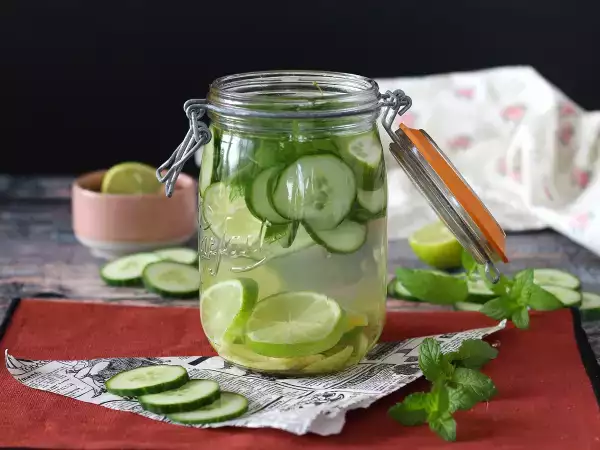 Recept Voda s príchuťou uhorky, limetky, mäty a zázvoru