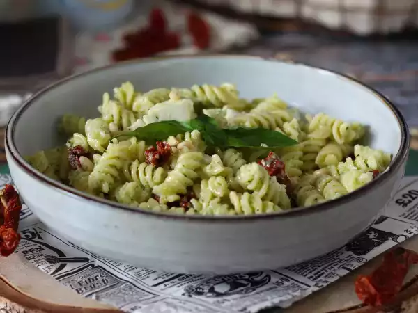 Recept Studené cestoviny s cuketovým pestom, byvolou mozzarellou a sušenými paradajkami