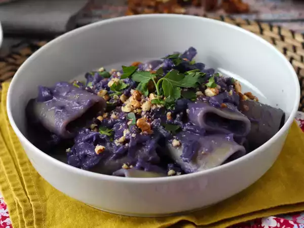 Recept Cestoviny s červenou kapustou a vlašskými orechmi, prvý chod, ktorý vyzerá dobre a ľahko sa pripravuje