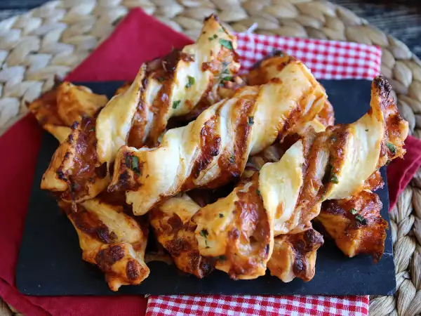 Recept Maxi twisty z lístkového cesta (paradajky, šunka, mozzarella, petržlenová vňať)