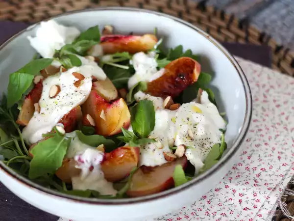 Recept Sladký a slaný šalát s pečenými broskyňami, rukolou a burratou (sladké letné chute)
