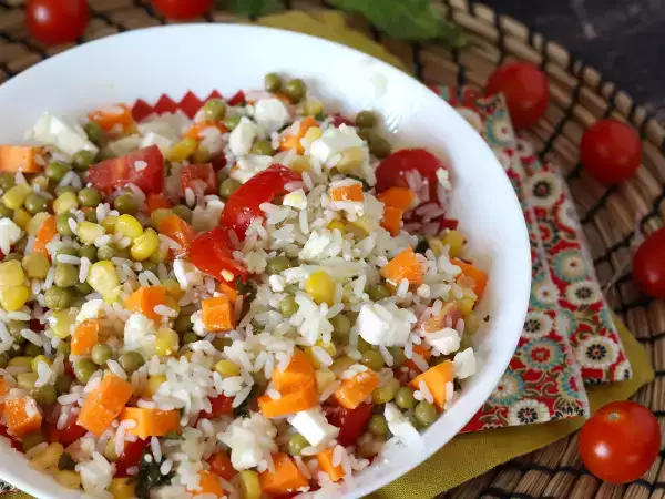 Recept Vegetariánsky ryžový šalát: feta, kukurica, mrkva, hrášok, cherry paradajky a mäta