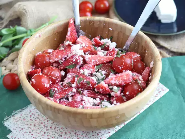 Recept Šalát z jahôd, paradajok, fety a bazalky