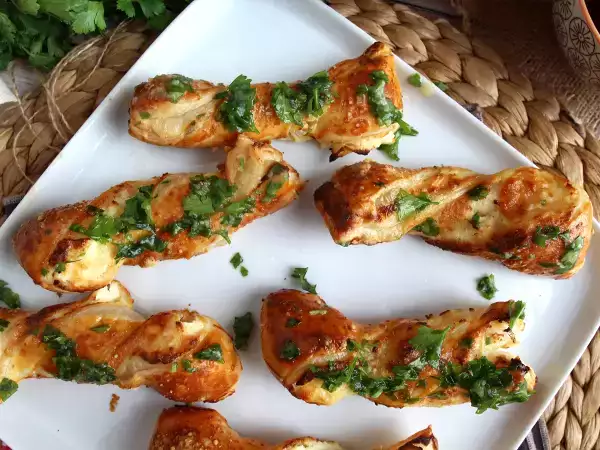 Recept Krútené lístkové cesto so syrom a petržlenovou vňaťou: nevyhnutný aperitív