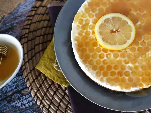 Recept Tvarohový koláč s citrónom a medom (návod na zdobenie torty)