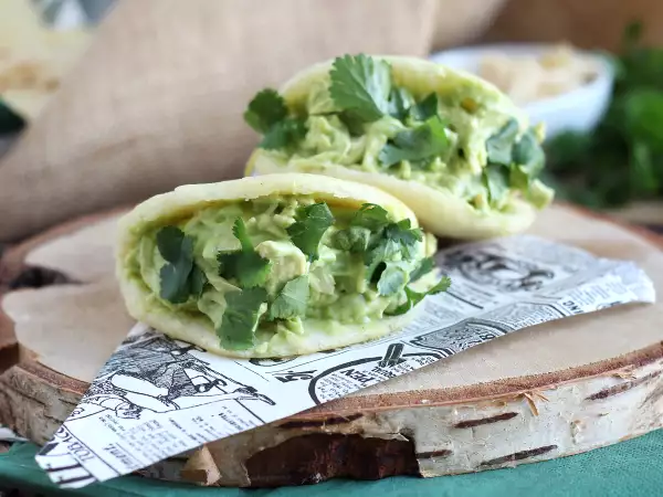 Recept Venezuelské arepy s kuracím mäsom a avokádom - reina pepiada